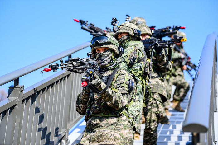 해병대2사단 백호여단이 지난 4일부터 이틀간 도시지역 전투훈련장에서 근접전투기술(CQB) 훈련을 진행했다. 사진은 장병들이 훈련 중 기동하는 모습. 부대 제공