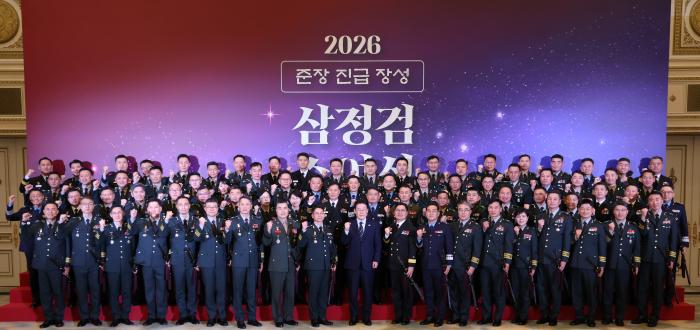 이재명(맨 앞줄 가운데) 대통령이 지난 6일 청와대 영빈관에서 열린 ‘2026년 준장 진급 장성 삼정검 수여식’에서 준장 진급 및 진급 예정자들과 기념촬영을 하고 있다. 연합뉴스