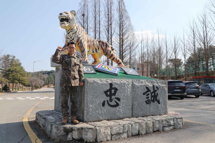 육군2기갑여단 적오대대 임용택 원사가 부대 상징물 앞에서 파이팅을 다지고 있다. 부대 제공