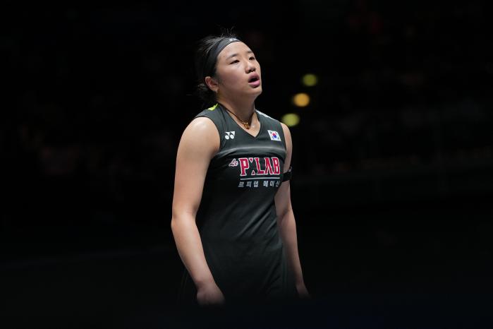 안세영이 8일(한국시간) 2026 세계배드민턴연맹 월드투어 슈퍼 1000 전영오픈 결승에서 경기 중 한숨을 쉬고 있다. AP·연합뉴스