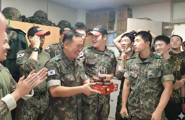 장윤석 예비역 원사의 군 시절 모습.