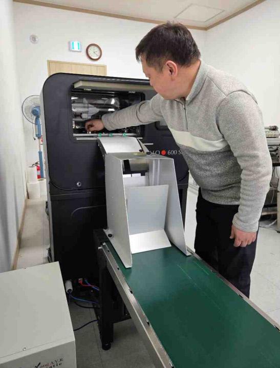 장윤석 예비역 원사가 업무에 열중하는 모습.