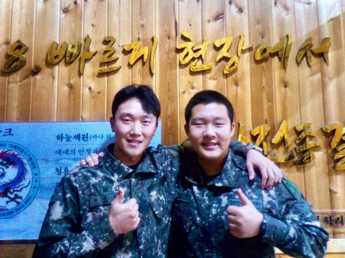 바다에 빠진 민간인을 구조한 육군53보병사단 부산여단 김현진(왼쪽) 중사와 조승기 일병.