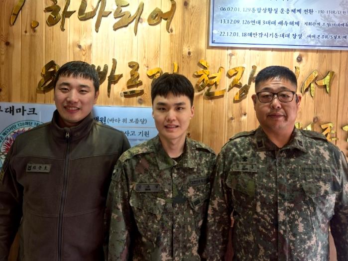 감시장비를 이용해 뒤집힌 카약에서 민간인을 발견한 육군53보병사단 유준호(왼쪽) 상사와 신유겸(가운데) 상병.