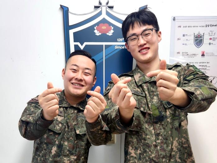 좌초된 선박을 식별해 피해를 막은 육군53보병사단 부산여단 박지원(왼쪽) 중사와 김태원 병장.