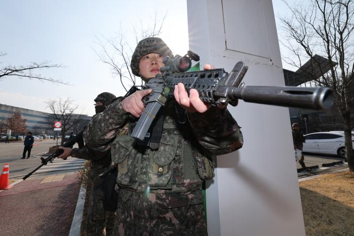 육군37보병사단 장병들이 9일 충북 청주시 오송보건의료행정타운 일대에서 ‘2026 자유의 방패(FS)’ 연습의 하나로 열린 대테러 훈련 중 주변을 경계하고 있다. 조종원 기자