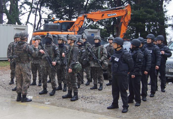 9일 울릉도 내수전발전소 일대에서 열린 해군1함대 118전대 합동 도서방어훈련에서 통합기동타격대가 작전회의를 하고 있다. 부대 제공