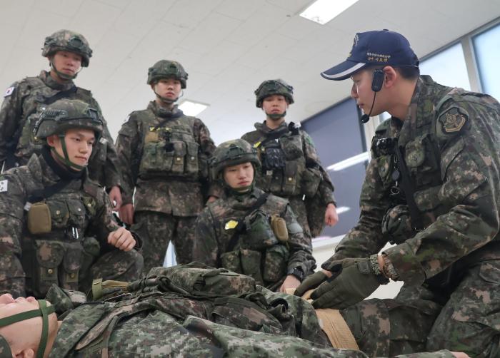 국군의무학교가 전방부대를 대상으로 진행한 ‘찾아가는 전투부상자처치(TCCC) 현장교육’에서 전문교관(맨 오른쪽)이 교육하고 있다. 사진 제공=김승일 육군 하사