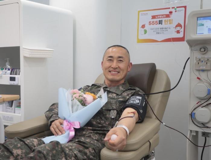 555번째 헌혈을 하고 있는 육군37보병사단 중원여단 노완철(군무서기관) 예비군훈련대장. 부대 제공