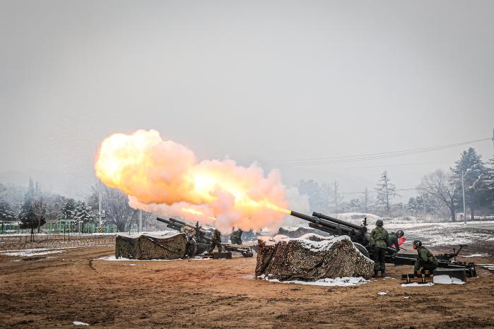 육군3보병사단 백골포병여단 장병들이 지난 6일 화강포병대대 연병장에서 열린 ‘3·7 완전작전 53주년 기념행사’에서 당시 상황을 재연하고 있다. 사진 제공=이도선 상사