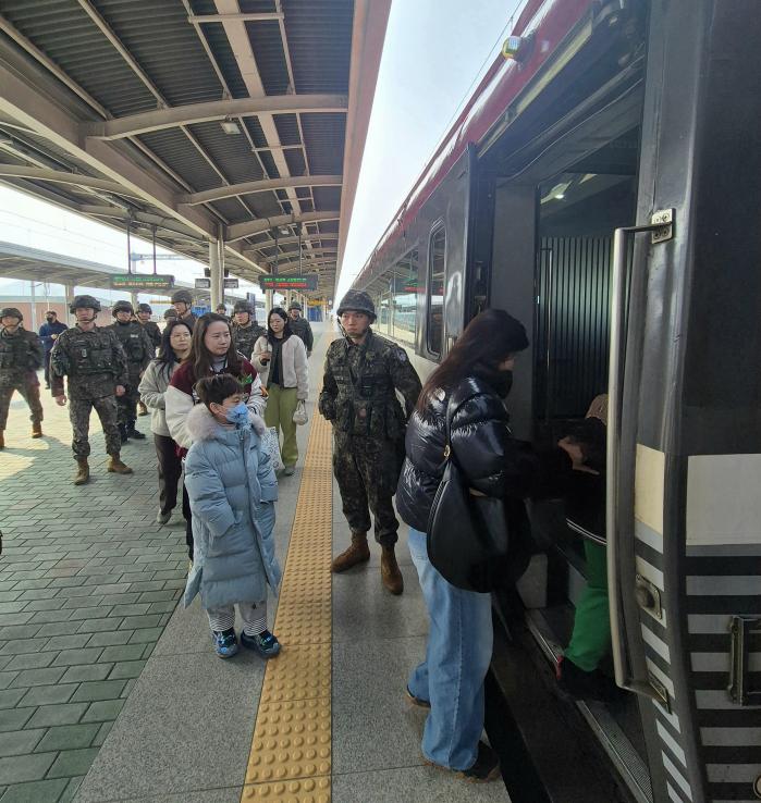 육군3군단이 9일 원주역에서 전개한 군인·군무원 가족 이동 실제훈련 참가자들이 임시열차에 탑승하고 있다. 부대 제공