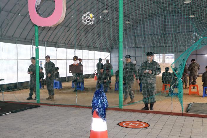 육군36보병사단이 9일 시작한 2026년 예비군훈련에서 참가자들이 드론 조종 연습을 하고 있다. 사진 제공=박정현 중위