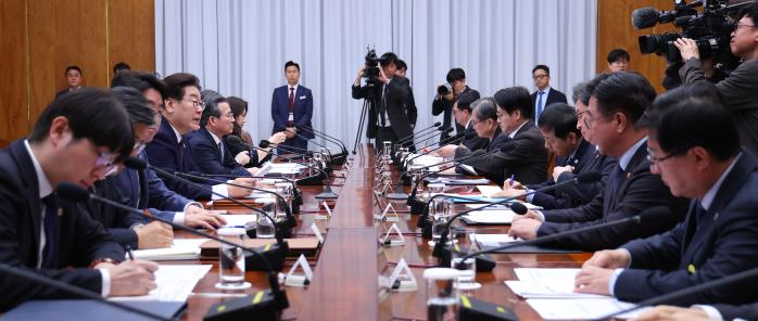 이재명 대통령이 9일 청와대에서 열린 중동 상황 관련 비상경제점검회의를 주재하고 있다. 연합뉴스