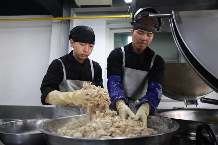 육군56보병사단 기동대대 병영식당 조리병 김성민(왼쪽) 병장이 점심식사 메뉴를 준비하고 있다.
