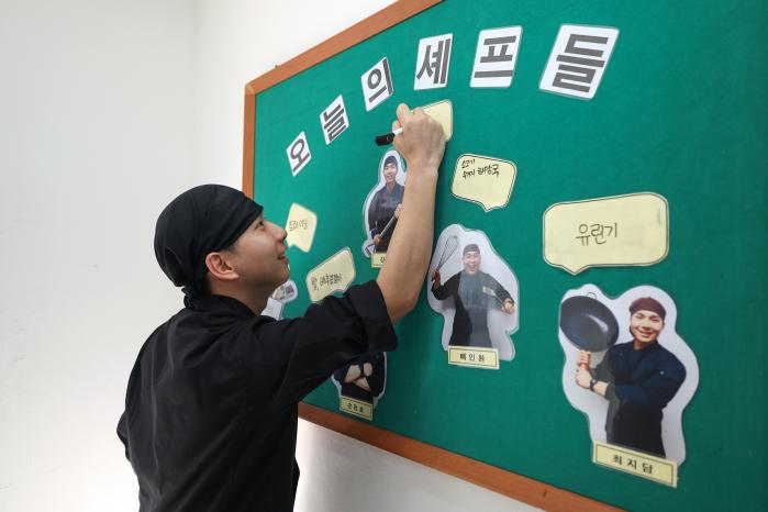 식당 게시판에 담당 메뉴를 작성하고 있는 김 병장.