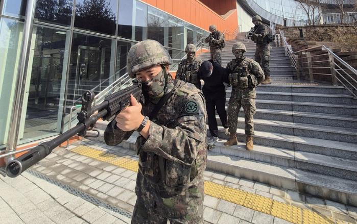 육군50보병사단 영덕대대 장병들이 10일 훈련 중 테러범을 검거하고 있다. 부대 제공