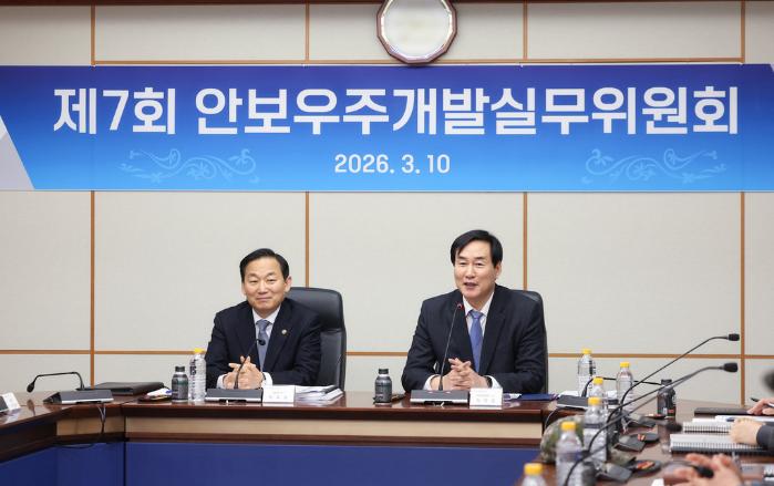 10일 개최된 제7회 안보우주개발 실무위원회에서 이두희(왼쪽) 국방부 차관과 김창섭 국가정보원 3차장이 모두발언하고 있다. 국방부 제공