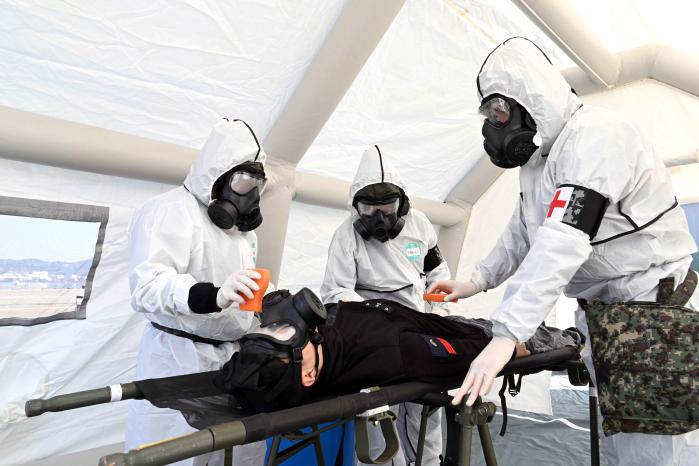해군3함대 의무대 장병들이 전남 영암군 대불부두에서 실시한 ‘합동 화생방 테러대응 훈련’에서 화생방 테러에 노출된 환자를 인체제독하고 있다. 부대 제공