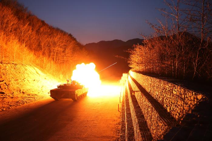 9일 강원 고성군 학야리 사격장에서 육군22보병사단 전차대대 K1E1 전차가 표적을 향해 105㎜ 고폭탄을 발사하고 있다. 사진 제공=박준용 군무주무관