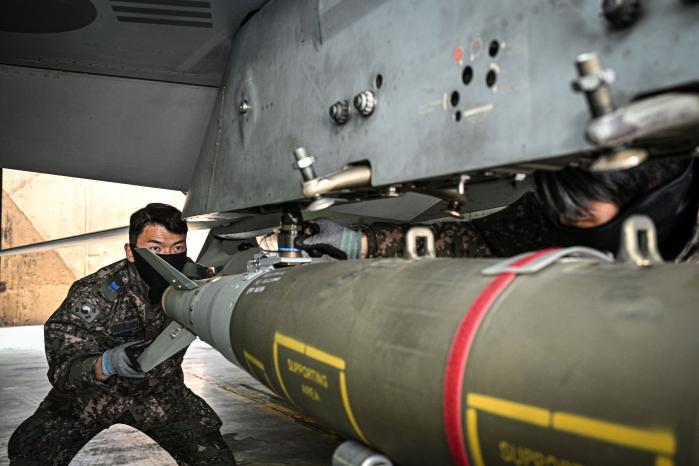 10일 공군8전투비행단 무장사가 FA-50 전투기 최대무장 장착훈련에서 GBU-38을 장착하고 있다. 사진 제공=김민 하사