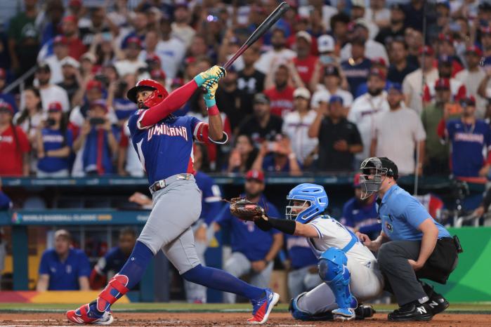 도미니카공화국의 페르난도 타티스 주니어가 10일(한국시간) 미국 플로리다주 마이애미 론디포파크에서 열린 월드베이스볼클래식 D조 조별리그 이스라엘과 경기에서 2회초 만루홈런을 터뜨리고 있다. 로이터·연합뉴스