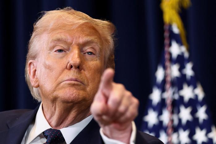 도널드 트럼프 미국 대통령이 9일(현지시간) 플로리다주 마이애미 도럴 리조트에서 열린 기자회견 도중 질문할 취재진을 가리키고 있다. 로이터·연합뉴스