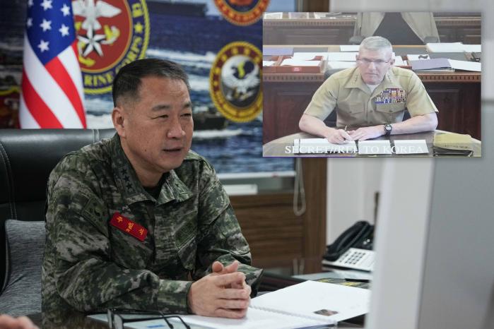 주일석 해병대사령관이 10일 에릭 스미스 미 해병대사령관과 양국 해병대의 군사교류 및 협력을 위한 공조통화를 하고 있다. 해병대사령부 제공