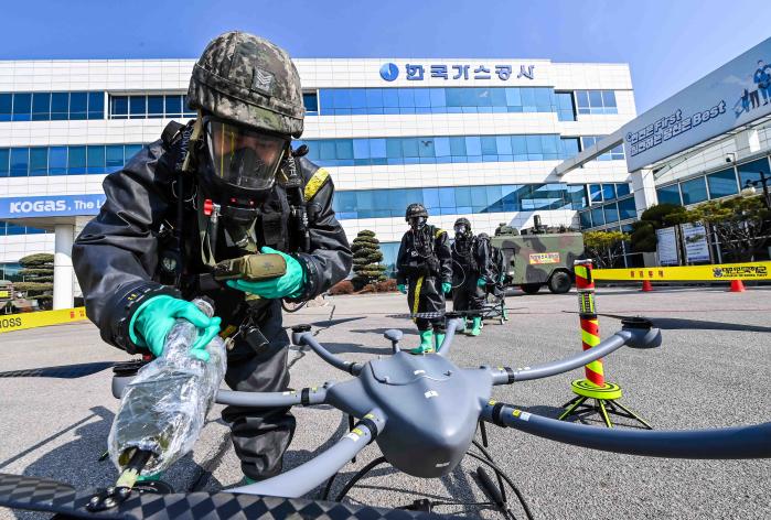 해군2함대 화생방신속대응팀이 10일 통합항만방호훈련 중 화생방 오염물질로 추정되는 미상의 비행물체를 탐지하고 있다. 사진 제공=이해환 상사