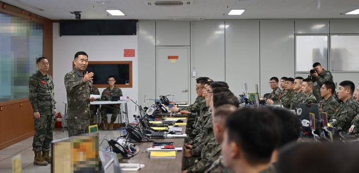 진영승(왼쪽 둘째) 합참의장이 10일 연합해병구성군사령부를 방문해 FS 연습 상황을 보고받은 뒤 실전적인 연합·합동작전 수행체계를 강조하고 있다. 합참 제공