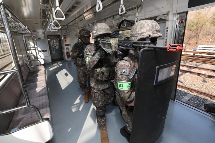 육군52보병사단 독수리여단 구로대대 장병들이 10일 서울 구로구 천왕차량사업소에서 열린 도시기반시설 대테러훈련 중 전동차 내부에 침투한 거동수상자를 수색하고 있다. 이윤청 기자