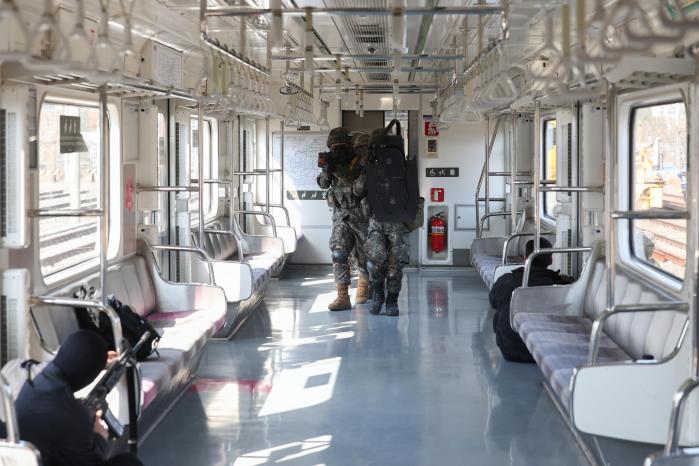 육군52보병사단 독수리여단 구로대대 장병들이 10일 서울 구로구 천왕차량사업소에서 열린 도시기반시설 대테러훈련 중 전동차 내부를 수색하고 있다.