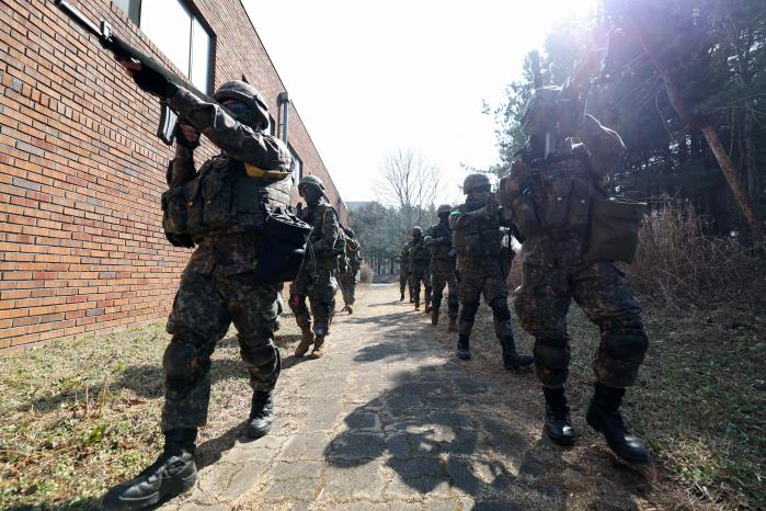장병들이 도시기반시설 일대를 정찰하고 있다.
