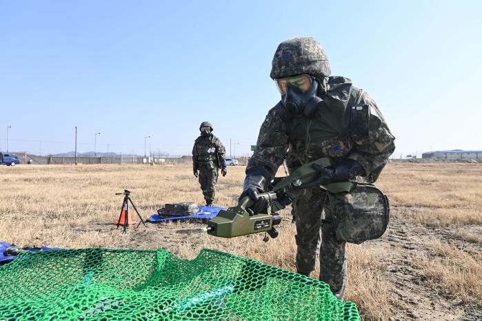 공군38전투비행전대 장병들이 10일 대테러 훈련 중 비인가 드론의 화생방 여부를 확인하고 있다. 부대 제공