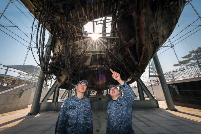 해군2함대 장병들이 천안함 선체를 살펴보고 있다.