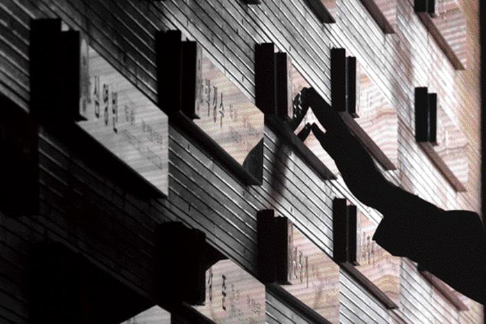 해군2함대 장병들이 서해수호관에 마련된 ‘서해수호 55용사’의 명패를 만지며 서해수호 의지를 다지고 있다.