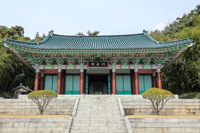 충무공 이순신 장군의 영정이 모셔져 있는 현충사 전경.