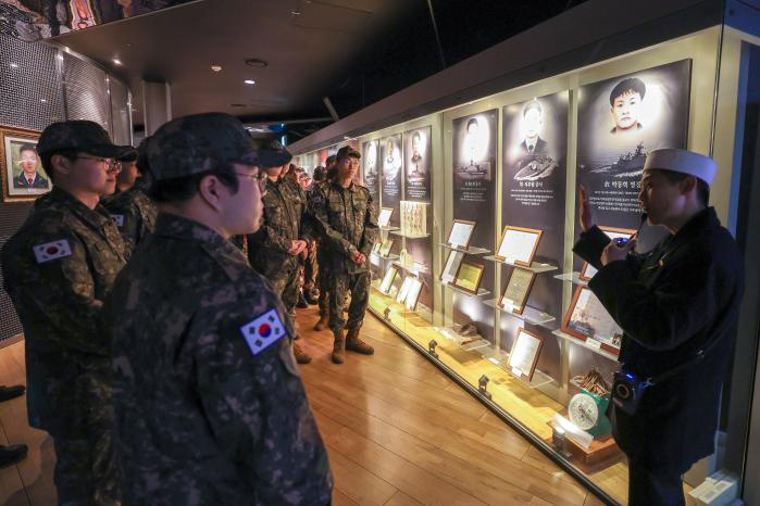 서해수호관을 방문한 육군 장병들이 전시물을 관람하고 있다.