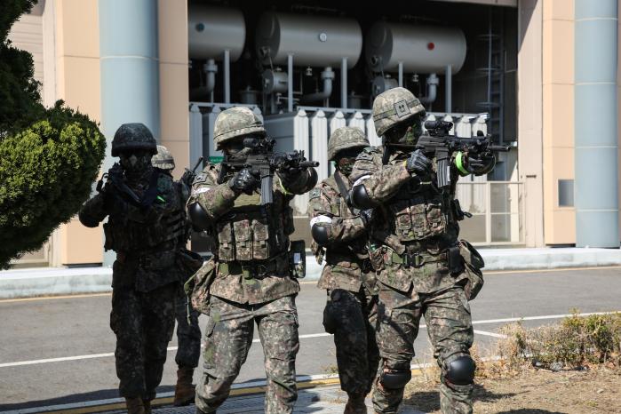 10일 서울 종로구 일대 변전소에서 육군56보병사단 삼각산여단 장병들이 테러범을 제압하기 위해 기동하고 있다. 부대 제공