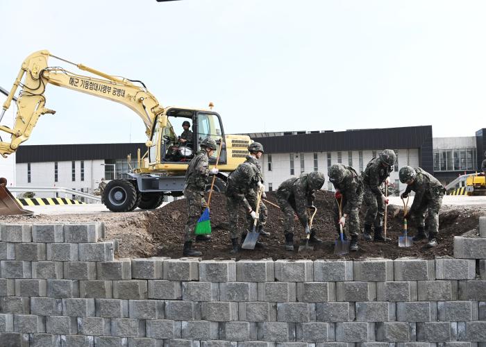 11일 해군기동함대 공병대가 보강토 옹벽 공법을 활용한 항만피해복구훈련을 실시하고 있다. 사진 제공= 김병훈 상사