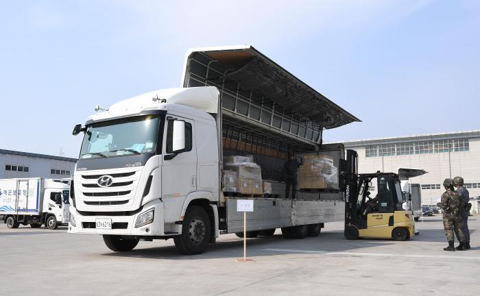 해군군수사 보급창 부대원들이 11일 진해기지에서 14톤 윙바디 차량에 함정 운용에 필수적인 수리부속들을 선별·탑재하고 있다. 사진 제공=최혜진 하사