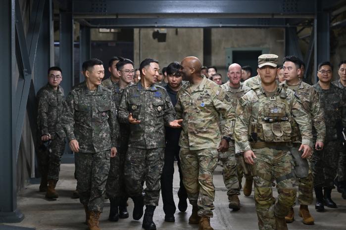 11일 한미연합사 전시지휘소를 방문한 진영승 합참의장과 브런슨 연합사령관이 작전상황실로 이동하고 있다. 합참 제공 