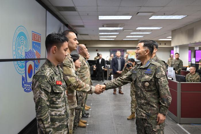 11일 한미연합사 전시지휘소를 방문한 진영승 합참의장이 한미 장병들과 악수하며 격려하고 있다. 합참 제공