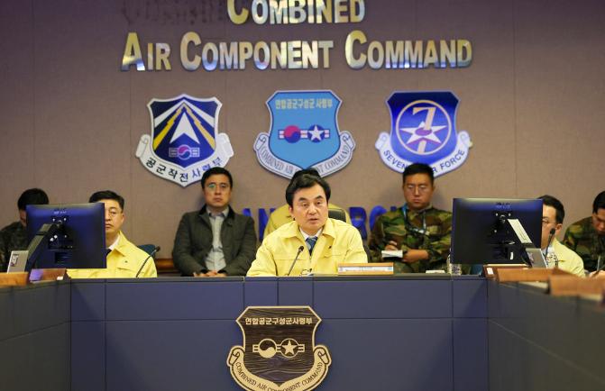 안규백 장관이 FS 연습에 여념이 없는 한미 장병들을 악수로 격려하고 있다. 한재호 기자