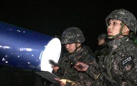 공군8전투비행단 대공감시요원들이 10일 밤 대공방어/제논탐조 훈련 중 제논탐조등을 활용해 적 항공기를 추적하고 있다. 부대 제공