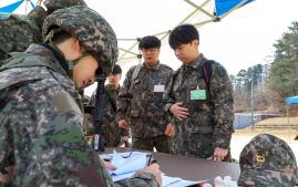 육군66보병사단 장병들이 11일 시작한 올해 동원훈련(I형)에서 예비군 인도인접을 하고 있다. 사진 제공=이채현 군무주무관