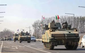 육군2기갑여단 불사조대대 K200A1 장갑차가 10일 제병협동 100㎞ 기동훈련을 하고 있다. 부대 제공