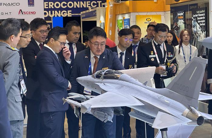 한국항공우주산업은 10일 한국산업기술시험원과 FA-50을 비롯한 수출 항공기 경쟁력 강화를 위한 업무협약을 체결했다. 지난달 싱가포르 에어쇼에서 국내외 관계자들이 국산 항공기 모형을 살펴보고 있다. KAI 제공