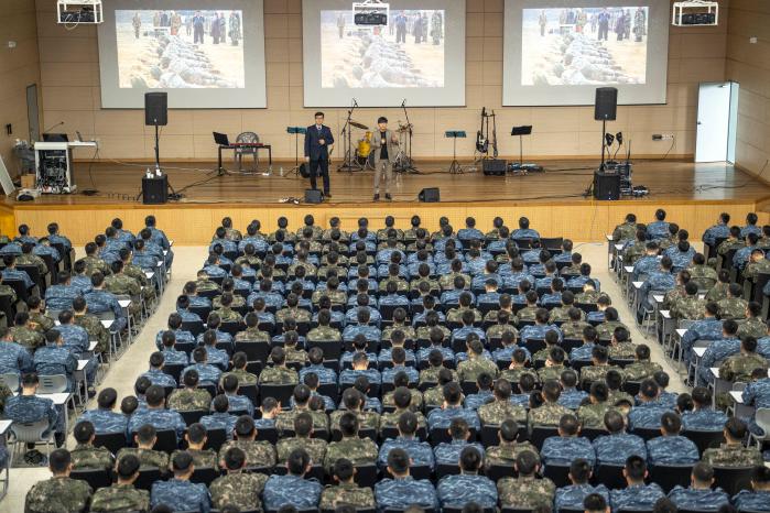11일 해군교육사령부가 개최한 융합형 정신전력교육에서 김민규 우석대 국방학과 교수와 박하늘 이음에듀테인먼트 대표가 토크콘서트를 진행하고 있다. 부대 제공