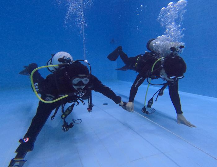 11일 열린 해군3함대와 영암소방서의 합동 구조잠수훈련에서 함대 심해잠수사와 영암소방서 119 구조대원이 2인 1조로 팀을 이뤄 수중탐색을 하고 있다. 사진 제공=장효실 상사