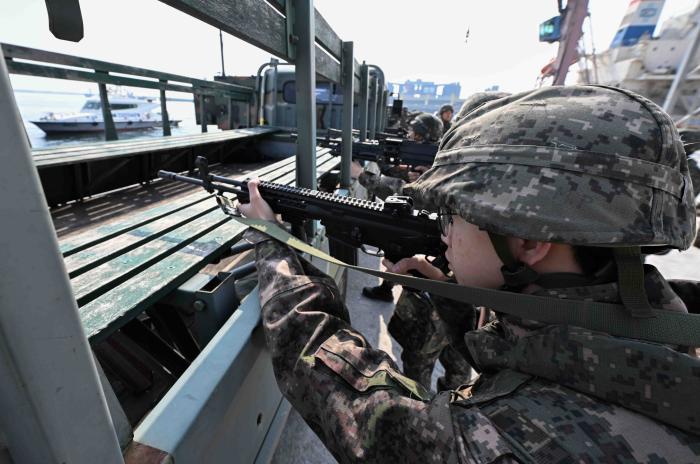 해군1함대 기지방호전대와 육군23경비여단 장병들이 11일 동해항에서 항만에 침투한 가상의 적선을 향해 총구를 겨누고 있다. 사진 제공=최민기 중사